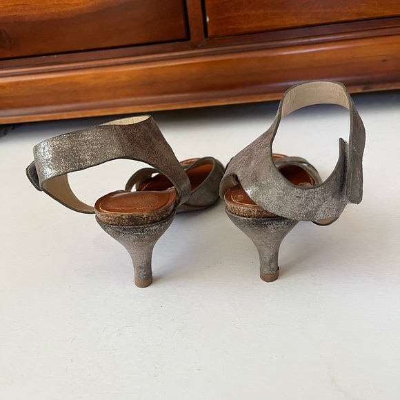 Vince Camuto Metallic Silver & Dark Nude Leather Ankle Strap Heels Womens Size 8 - Picture 3 of 16